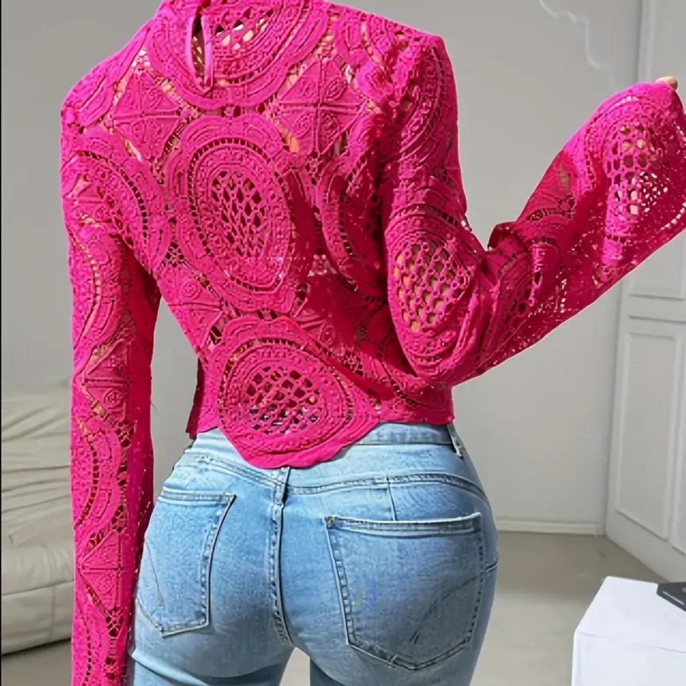 - Pink Cropped Graphic Blouse with Long Sleeves - Picture 4 of 4